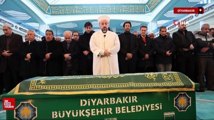 Mahsun Kırmızıgül annesini son yolculuğuna uğurlandı