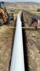 L'installation d'une canalisation dans une tranchée... Vraiment très satisfaisant