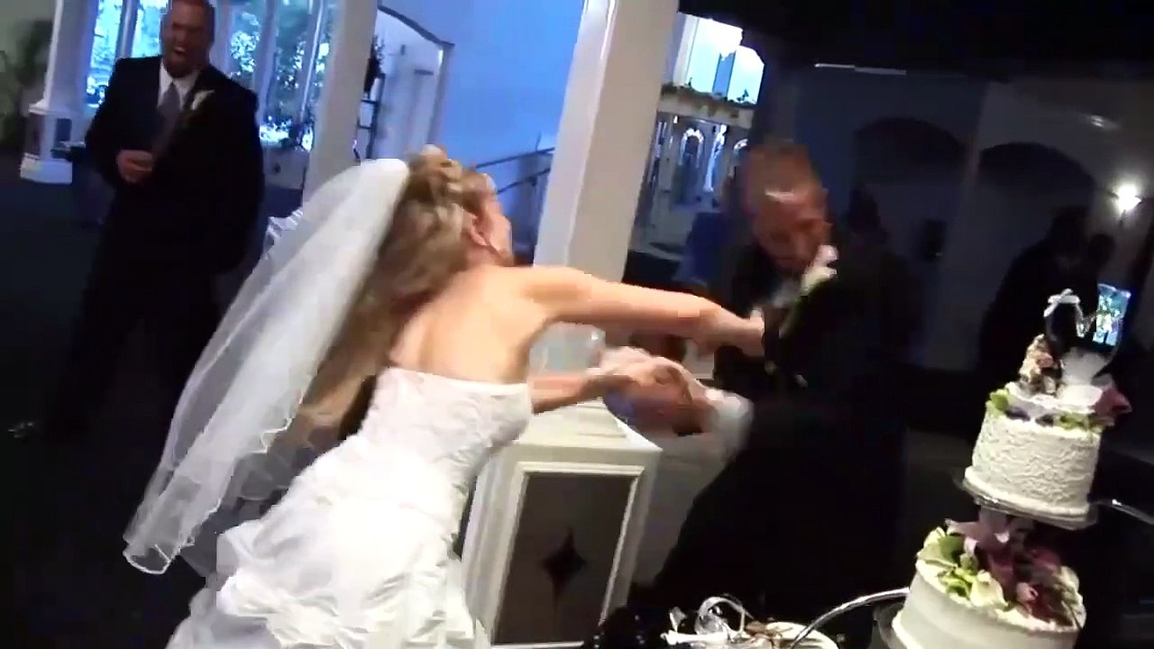Quand la découpe du gâteau dégénère en plein mariage...