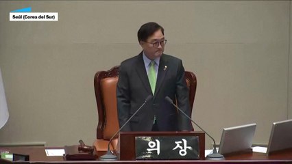 Los miembros del partido del presidente abandonan el hemiciclo durante la votación de la moción