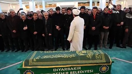 Mahsun Kırmızıgül'e annesinin cenazesinde büyük ayıp