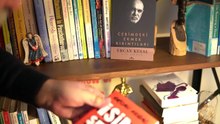 “Hakikat denilen şeyin gerçekle bir ilgisi yoktur”: Ercan Kesal, geçmişin ve vicdanın rehberi ‘İsim, Şehir, Film, Roman’ı anlattı
