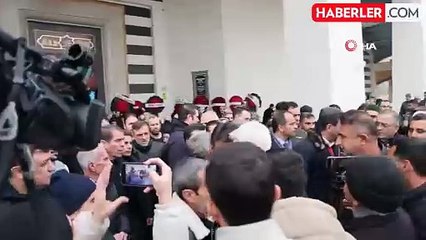 Annesinin cenazesinde Mahsun Kırmızıgül'e büyük ayıp