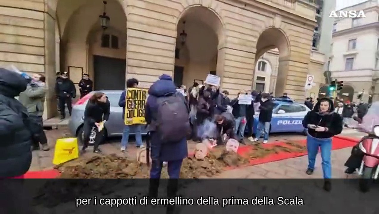 Milano, flash mob con letame su tappeto rosso davanti alla Scala