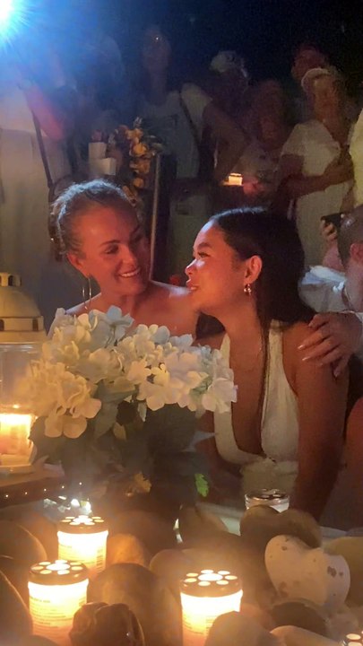 Laeticia Hallyday, Joy et de nombreuses personnes sur la tombe de Johnny Hallyday à St-Barth pour les sept ans de sa disparition