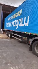 Calçada cede e abre fossa após caminhão realizar manobra no Cidade Universitária