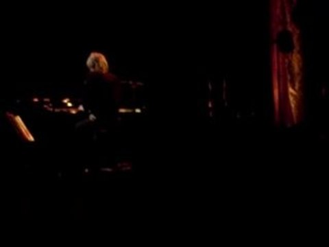 le jour s'est leve sur le theatre des Champs Elysées