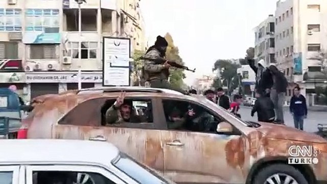 CNN TÜRK MUHALİFLERİN KONTROL ALTINA ALDIĞI HAMA'DA: Geri dönüşlerini kutluyorlar!