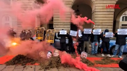 Activistas llenan de estiércol la entrada de La Scala en Milán (Italia)