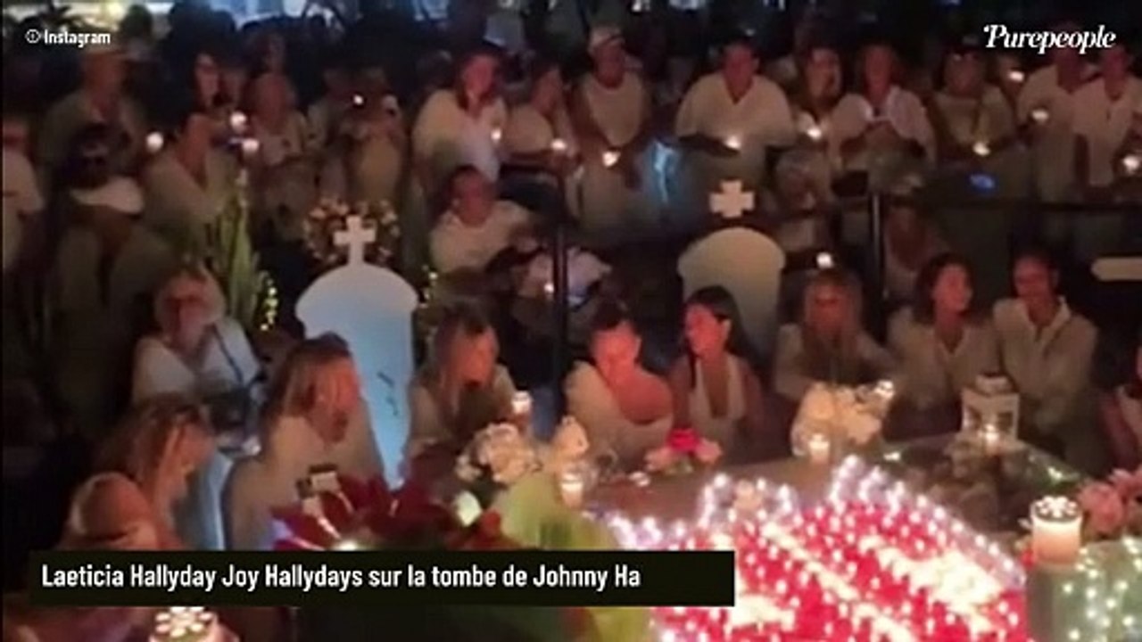 7 ans que Johnny Hallyday est parti : Laeticia et sa fille Joy, agenouillées sur l'ultime lieu de repos du chanteur à St Barth