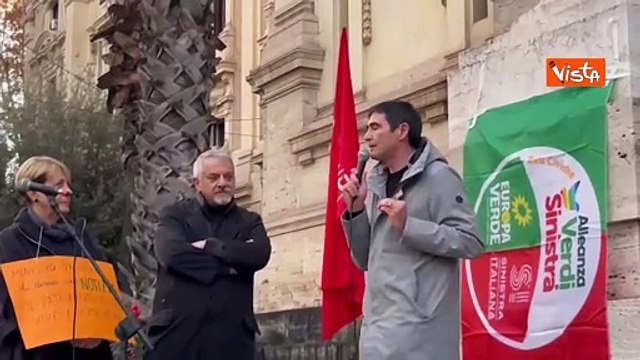 Fratoianni a manifestazione scuola: Non ci rassegniamo a Valditara disperato bisogno scuola pubblica