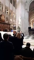 Dalin pamje nga duarshtrëngimi Osmani -Trump në Paris