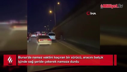 Aracını sağ şeride çekerek, namaza durdu