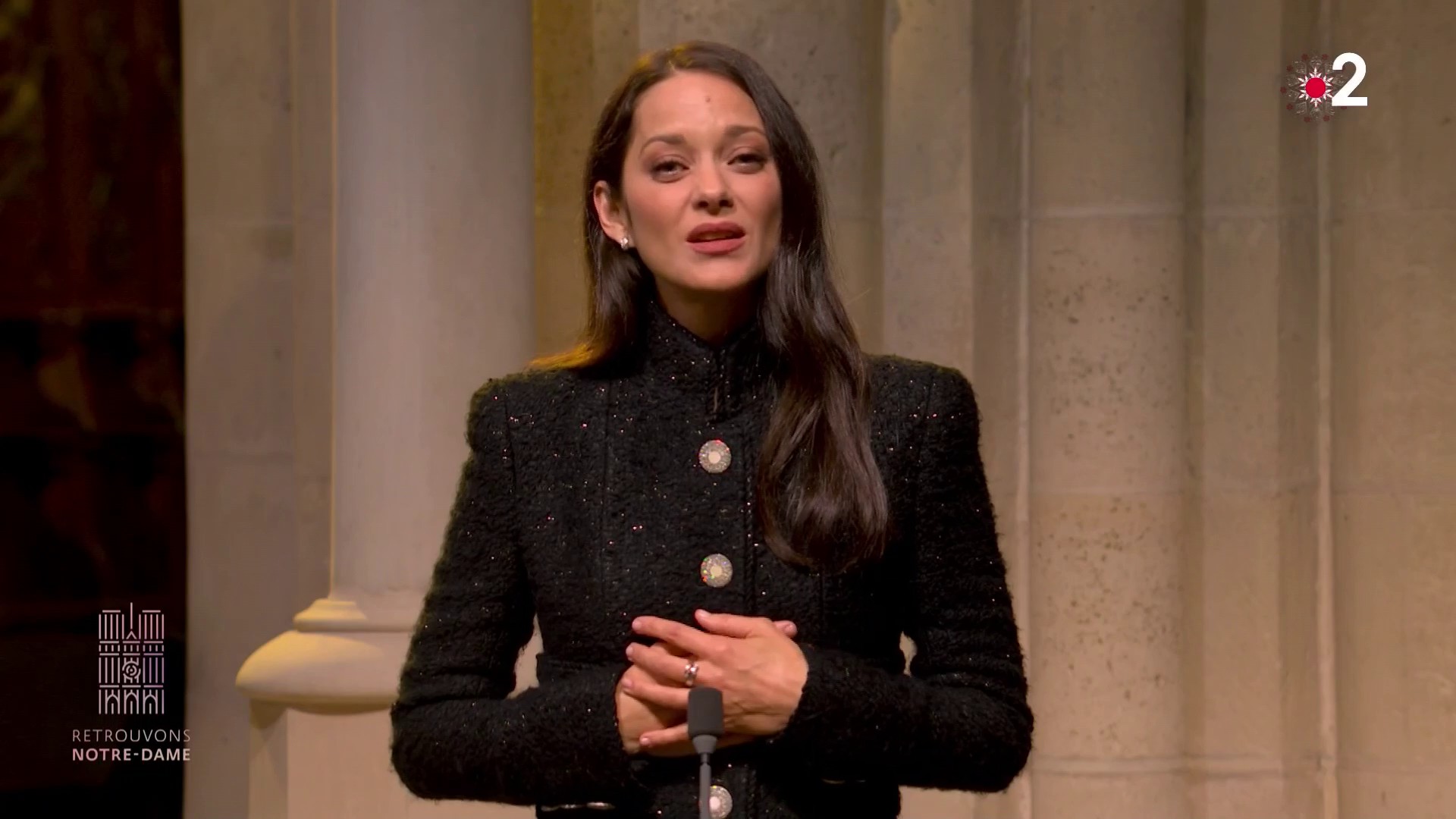 VOICI - Réouverture de Notre-Dame : la prestation de Marion Cotillard au  cœur de la cathédrale fait réagir les internautes