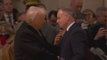 Trump e Mattarella, la stretta di mano a Notre Dame - Video