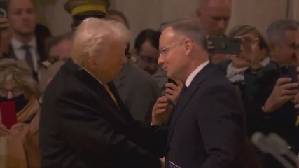 Trump e Mattarella, la stretta di mano a Notre Dame - Video