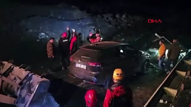 Artvin'de heyelan; Karadeniz Sahil Yolu ulaşıma kapandı