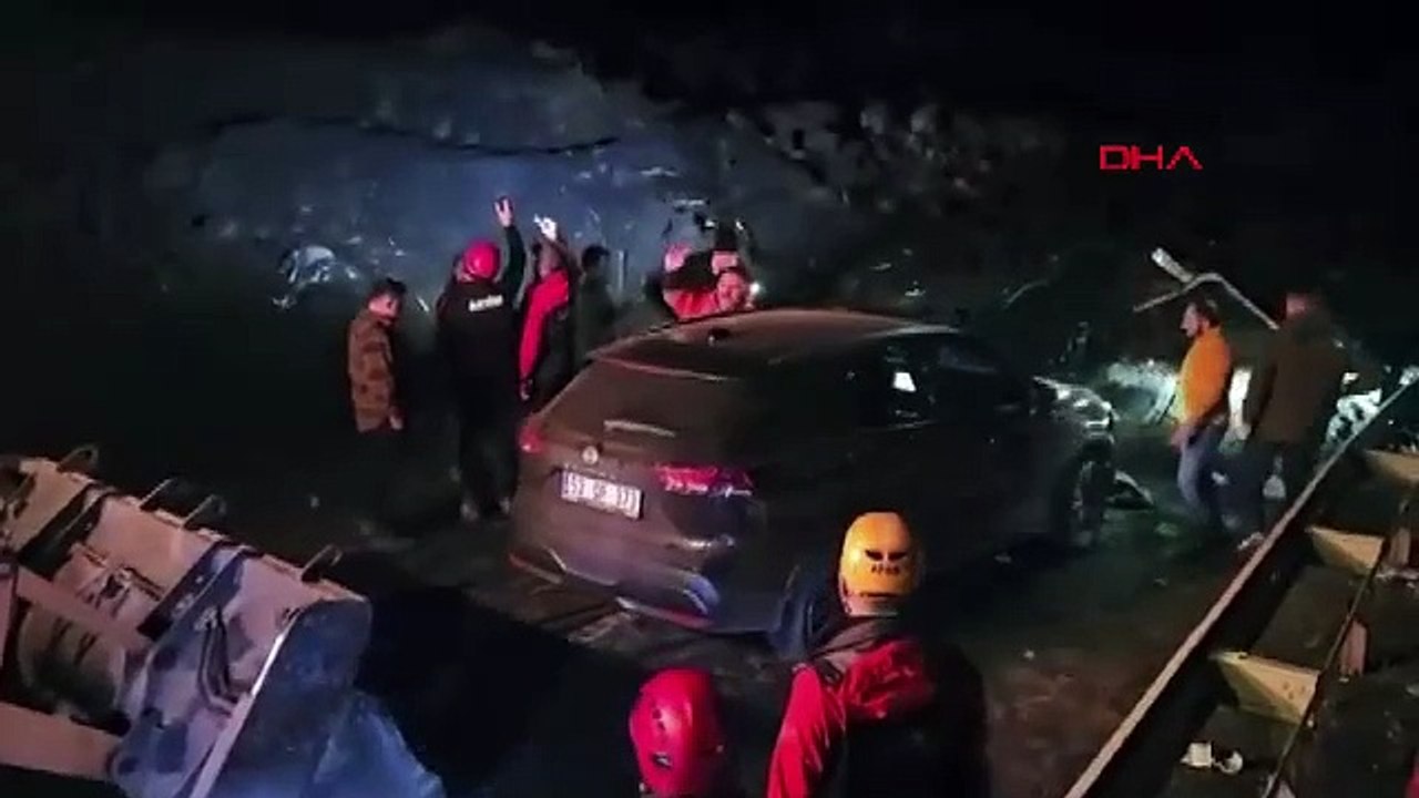 Artvin'de heyelan; Karadeniz Sahil Yolu ulaşıma kapandı