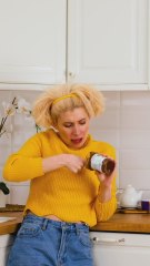 ⚡ Teaching my friends how to make the fastest chocolate cake