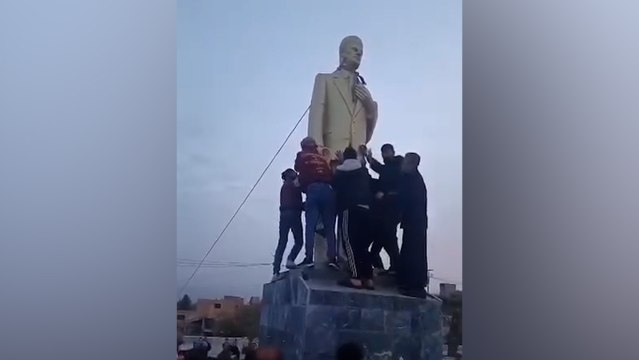 Hafız Esad'ın heykelini devirdiler