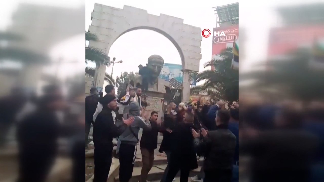 Suriyeliler, eski Suriye Devlet Başkanı Hafız Esad’ın heykelini devirdi