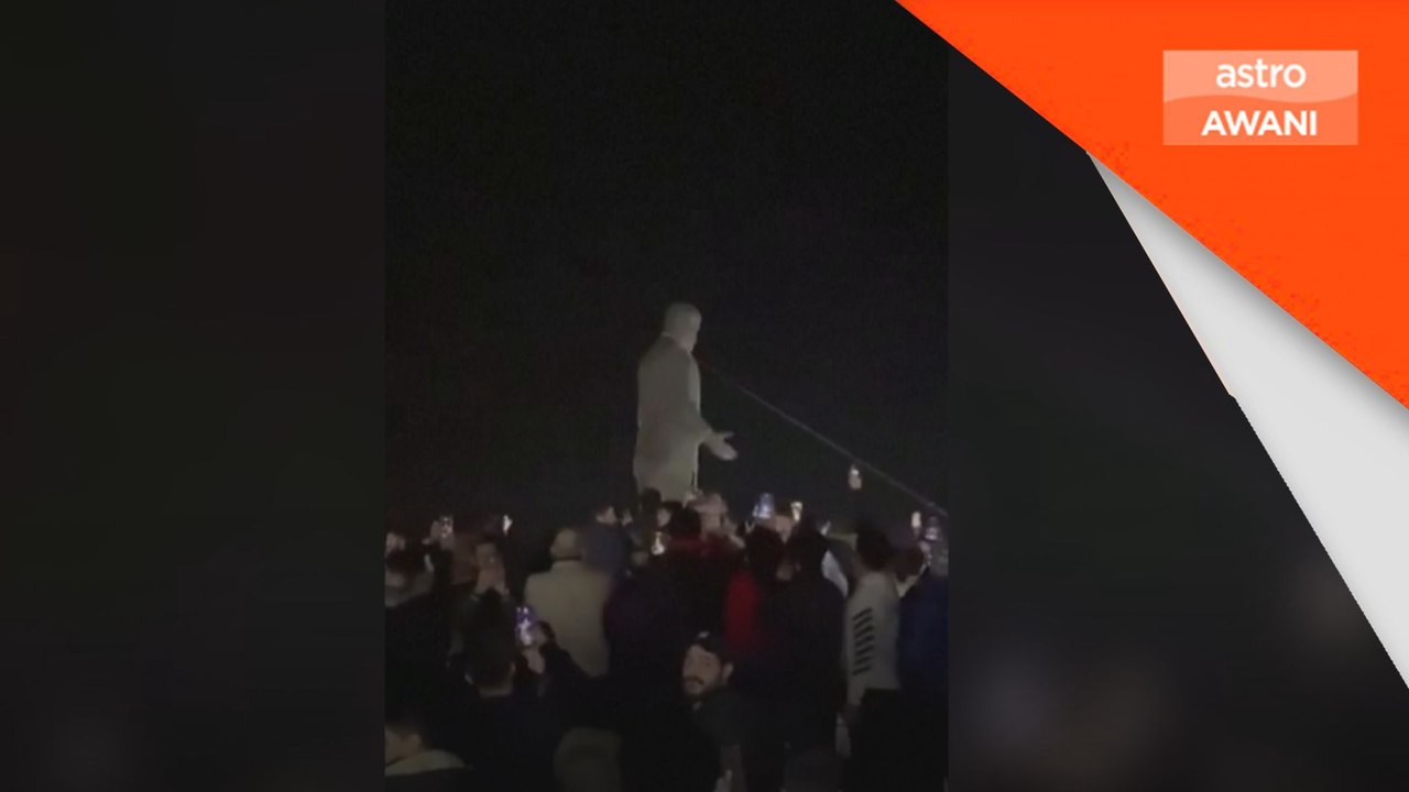 Patung bekas Presiden Hafez al-Assad tumbang