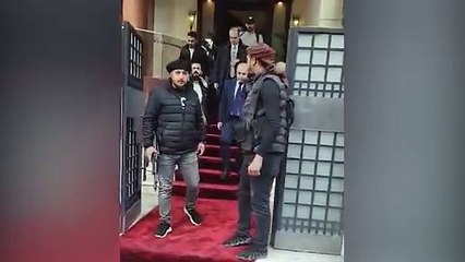 HTŞ'ye işbirliği çağrısı yapan Suriye Başbakanı Celali, silahlı militanlar eşliğinde konutundan ayrıldı