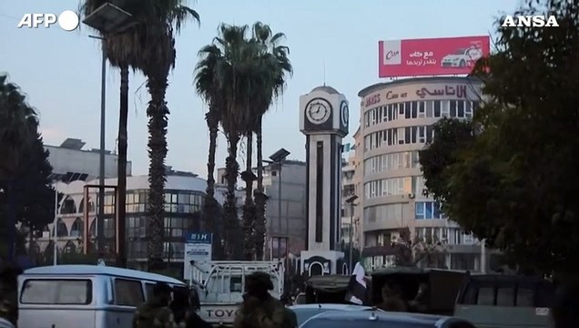 Siria, le milizie ribelli sparano in aria dopo aver conquistato Homs