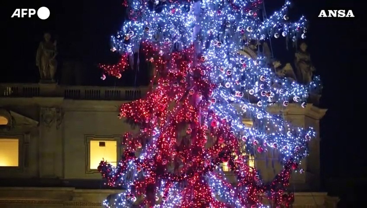 Vaticano, accesi albero di Natale e presepe in Piazza San Pietro