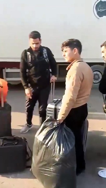 🔴Şam yönetiminin devrilmesinden sonra Türkiye’den Suriye’ye dönmeye başlayan mülteciler, sınır kapılarında yoğunluk oluşturdu.