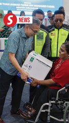 Fahmi presents zakat aid to 192 Lembah Pantai residents