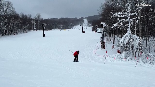 عاصفة ثلجية تضرب الشمال الشرقي للولايات المتحدة وتتسبب في حوادث مرورية وإغلاق مدارس