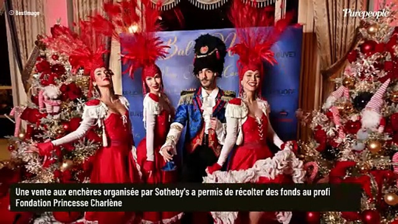 Quand le prince Albert est à Notre-Dame, Charlene de Monaco brille au bal de Noël en robe et collier ras du cou