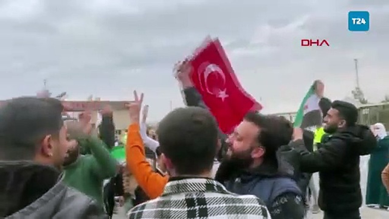 Gaziantep Kilis Öncüpınar Sınır Kapısı’nda da Suriyelilerin kutlaması vardı
