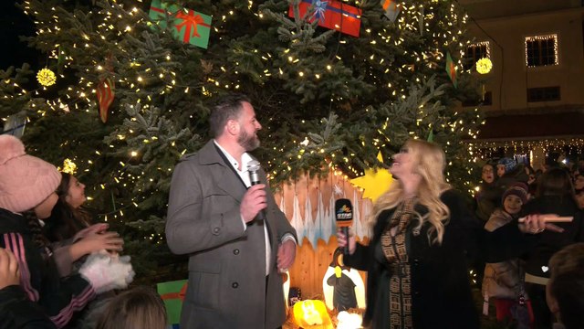 Φωταγωγήθηκε το Χριστουγεννιάτικο δέντρο στο Καρπενήσι με συναυλία της Άσπα