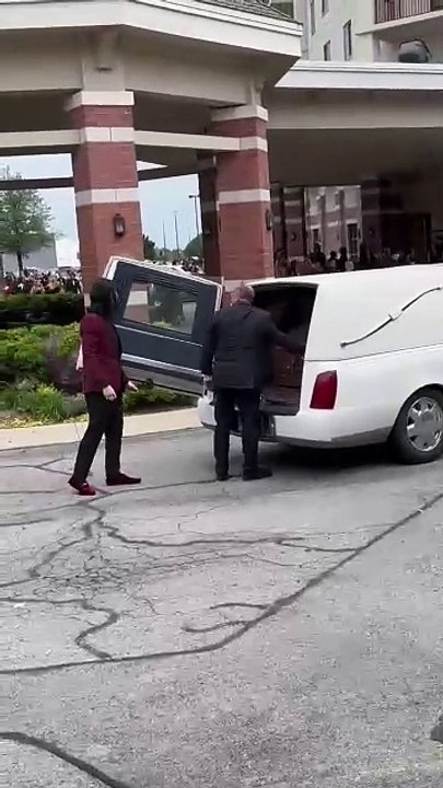 Girl arrives to prom in a casket!