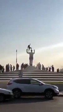 Estátuas de de al-Assad derrubadas na Síria