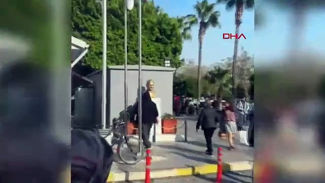 Bir Atatürk düşmanı, bir Atatürk büstüne saldırı daha!