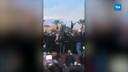Suriye'de halk, kanlı rejimin sembolü olarak gördüğü Hafız Esad heykellerini yıkıyor