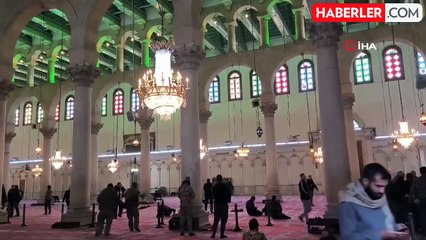 Suriyeliler Emevi Camii'nde Namaz Kıldı