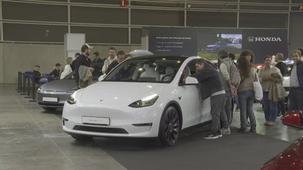 Miles de personas afectadas por la dana acuden a la Feria del Automóvil de Valencia