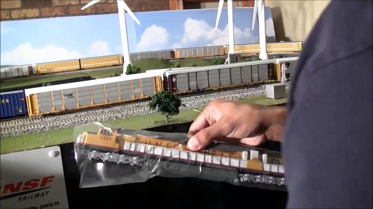 Review of DDA40X from Athearn is here in HO scale!