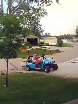 Envoyer un texto, même au volant d'un voiturette c'est risqué