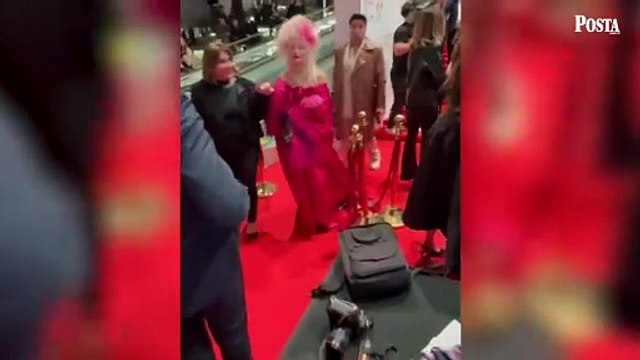 Banu Alkan, Altın Kelebek Ödül Töreni'nde elbisesi nedeniyle yürümekte zorlandı