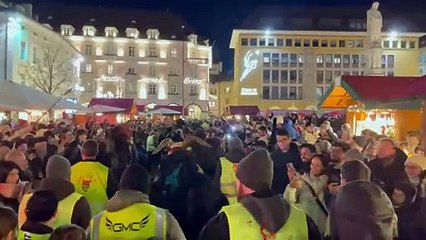 I Krampus a Bolzano: bagno di folla al mercatino per il tradizionale evento