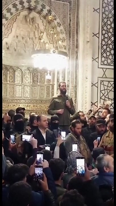 الجولاني من داخل المسجد الأموي في دمشق: الأسد ترك سوريا مزرعة للأطماع الإيرانية