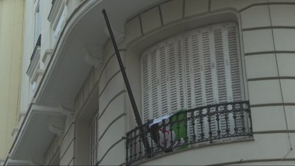 La embajada siria en Madrid luce la bandera rebelde