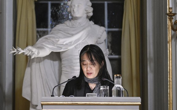 La scrittrice Premio Nobel per la Letteratura Han Kang scioccata per la crisi nella sua Corea del Sud
