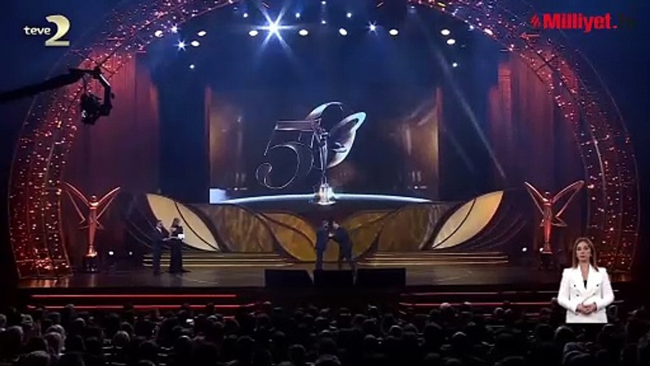 Başarı ödülünü meslekte 35.yıl geçiren Müge Anlı ve 30.yılını dolduran Acun Ilıcalı aldı.