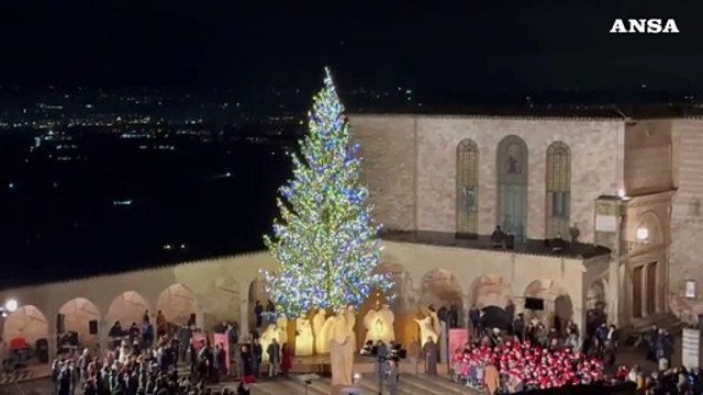 Si e' acceso il Natale di Assisi, illuminata la Basilica di San Francesco